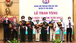 Quận ủy Ba Đình trao tặng Huy hiệu Đảng cho các đảng viên lão thành