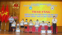 Hà Nội: Quận Ba Đình trao tặng thiết bị học tập trực tuyến cho học sinh khó khăn