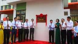 Cổng thông tin điện tử Quận Ba Đình đã đưa tin về Lễ gắn biển công trình cấp Thành phố trường TH Hoàng Diệu