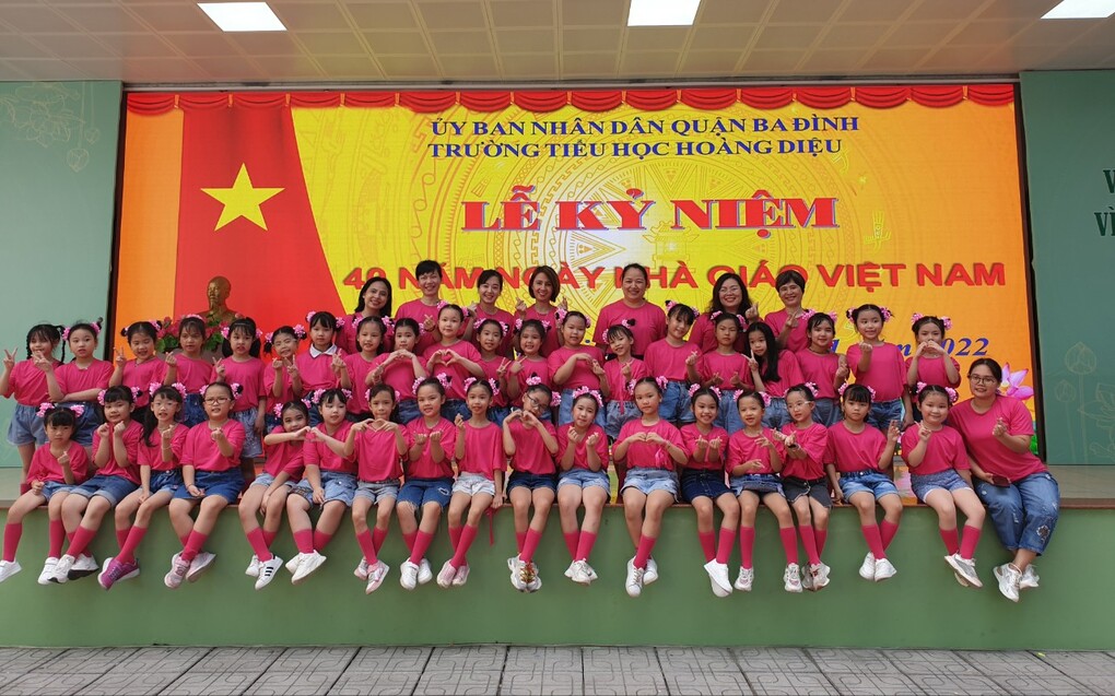 Tiết mục nhảy flashmob của cô và trò Khối 2 chào mừng ngày Nhà giáo Việt Nam 20/11