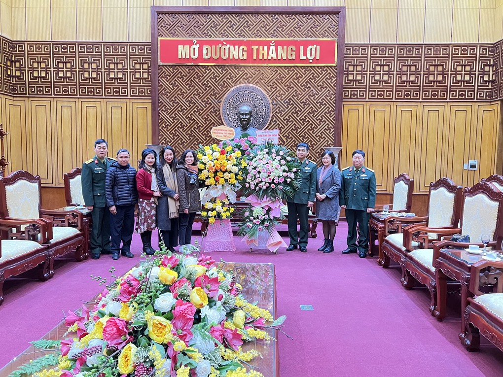 Trường Tiểu học Hoàng Diệu đến thăm và chúc mừng cán bộ, chiến sĩ  của các đơn vị kết nghĩa trên địa bàn quận Ba Đình nhân ngày 22/12.