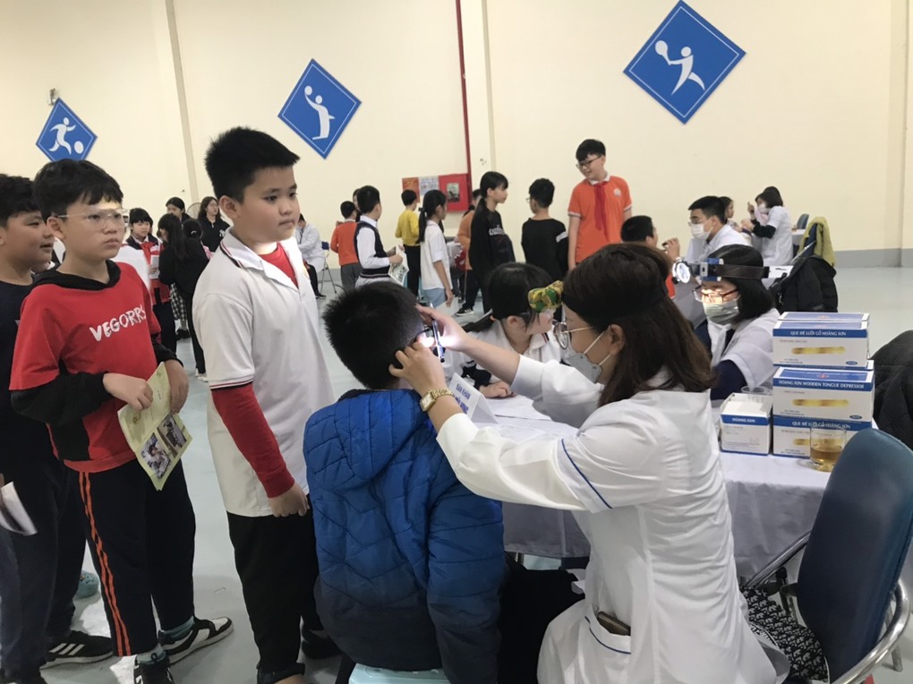 Trường Tiểu Học Hoàng Diệu phối hợp với Trung tâm y tế quận Ba Đình đã tổ chức khám sức khỏe định kì cho 1718 học sinh toàn trường