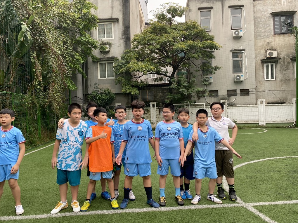 Các cầu thủ tương lai của lớp 5A1 tham gia giải bóng đá của trường.