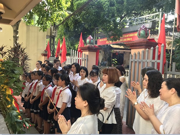 Trường Tiểu học Hoàng Diệu dâng hoa, thắp nén nhang tri ân tại Đài tưởng niệm các anh hùng Liệt sĩ phường Cống Vị nhân kỉ niệm 76 năm ngày Thương binh - Liệt sĩ