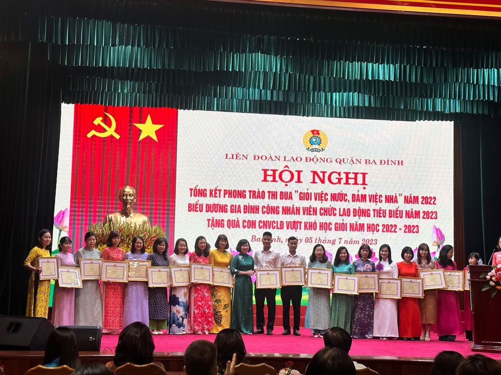Liên đoàn Lao động Quận Ba Đình khen thưởng, biểu dương, tặng quà cho cán bộ giáo viên trường TH Hoàng Diệu