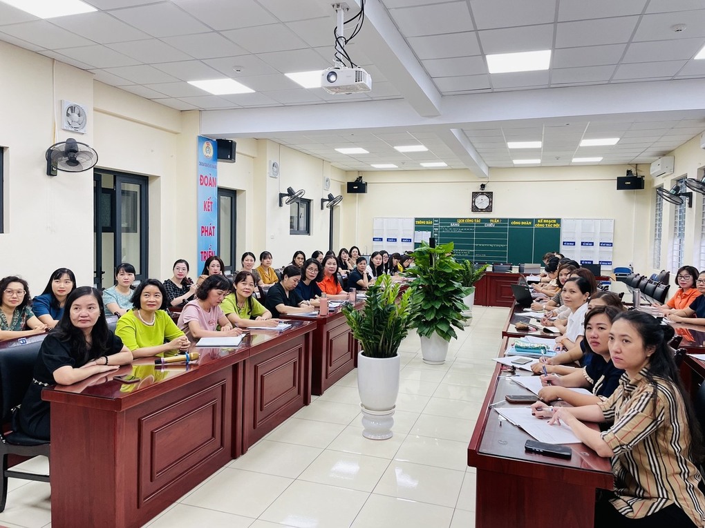 Cán bộ quản lí, giáo viên quận Ba Đình tích cực tham dự chuyên đề môn Hoạt động trải nghiệm lớp 4 do Sở Giáo dục và Đào tạo Hà Nội tổ chức.