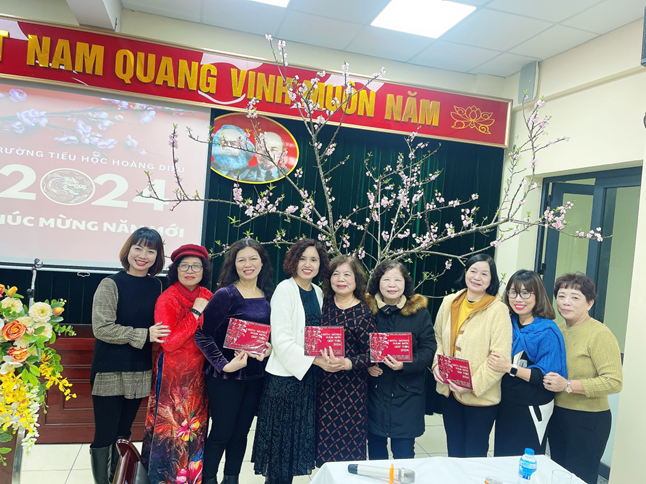 Trường Tiểu học Hoàng Diệu tổ chức buổi gặp mặt, chúc Tết các cựu CB-GV-NV nhân dịp Xuân Giáp Thìn 2024