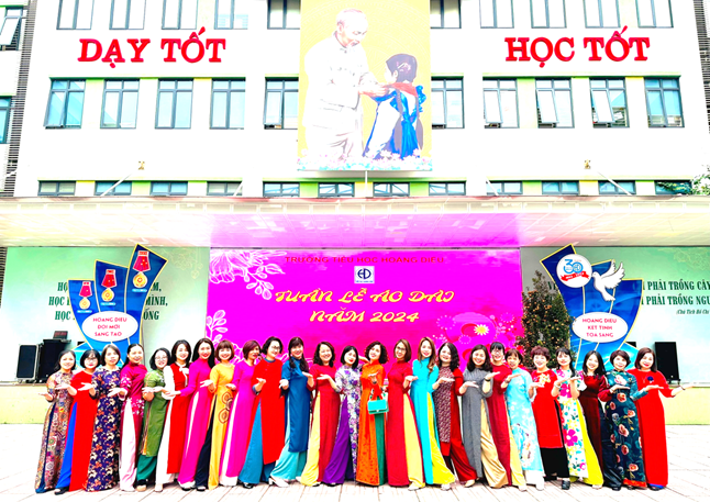Cán bộ nữ giáo viên, nhân viên trường Tiểu học Hoàng Diệu rạng rỡ, xinh tươi trong tà áo dài hưởng ứng “Tuần lễ Áo dài” năm 2024.