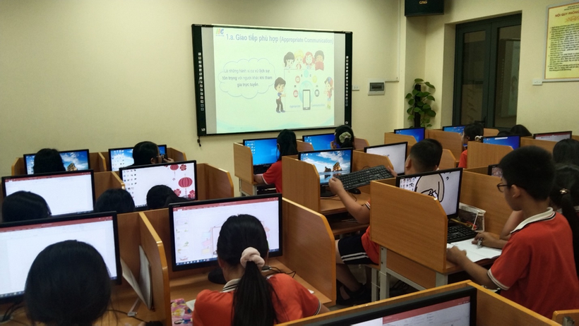A group of children in a classroom

Description automatically generated