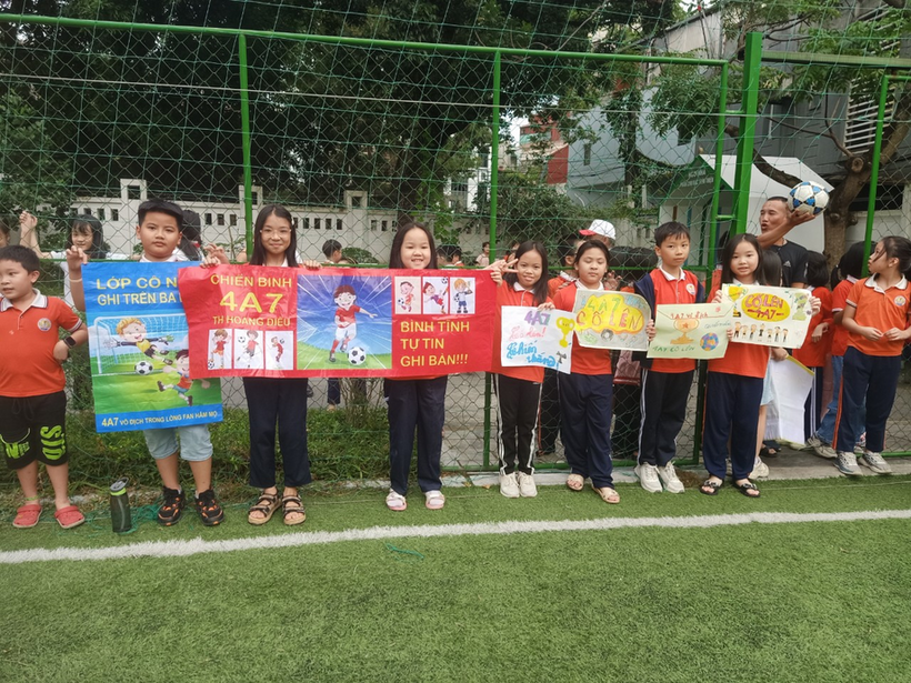 A group of children holding signsDescription automatically generated