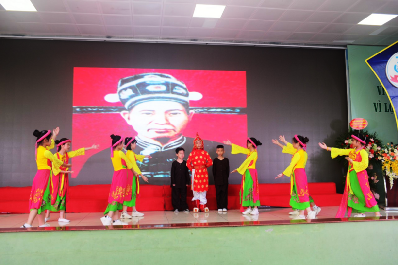 A group of children performing on stage

Description automatically generated