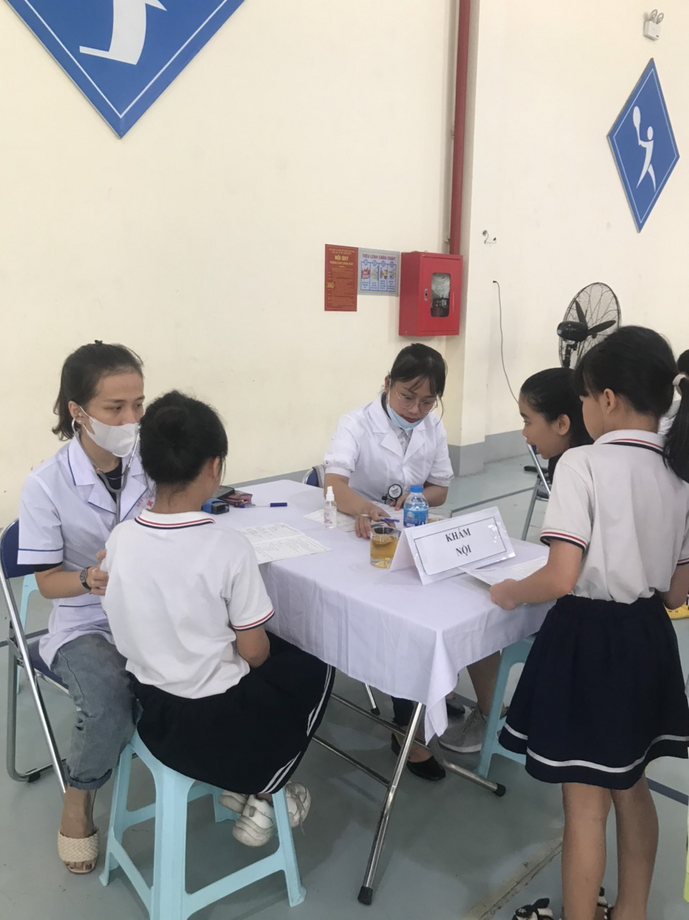 A group of children sitting at a table

Description automatically generated