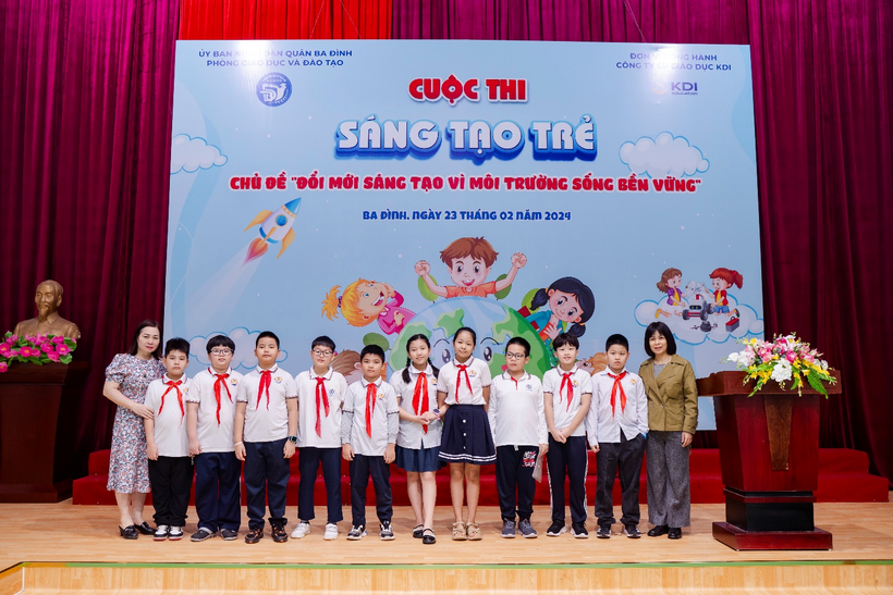 A group of children standing in front of a banner

Description automatically generated