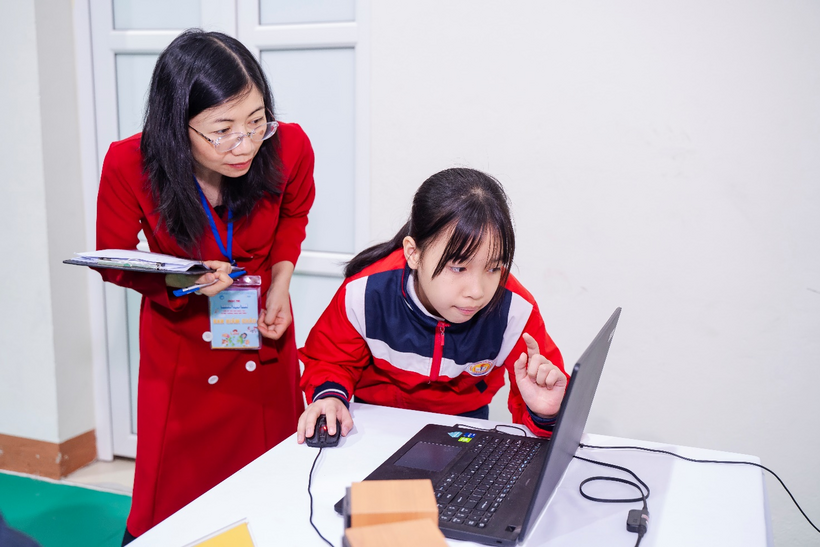 A person and a child looking at a computer

Description automatically generated