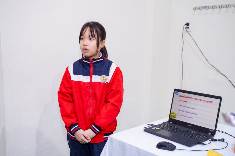A child standing in front of a computer

Description automatically generated