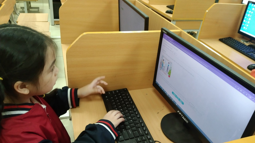 A child using a computer

Description automatically generated