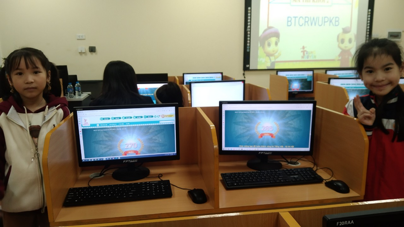 A group of computers in a room

Description automatically generated