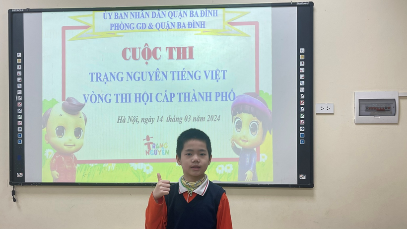 A child standing in front of a screen

Description automatically generated