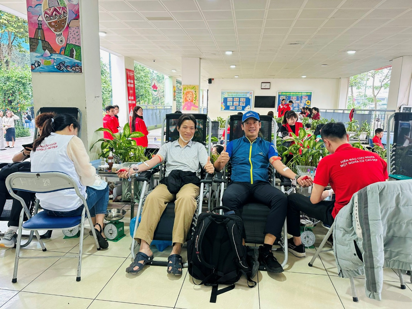A group of people sitting in wheelchairs

Description automatically generated