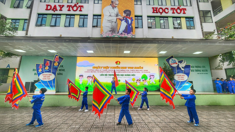 A group of people holding flags outside of a building

Description automatically generated