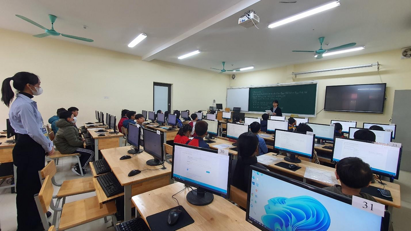 A group of people in a classroom with computers

Description automatically generated